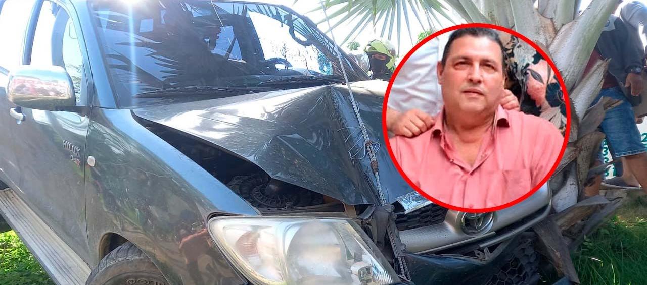 Vicente Mercado Cepeda conducía esta camioneta, la cual se estrelló cuando fue impactado a bala. 