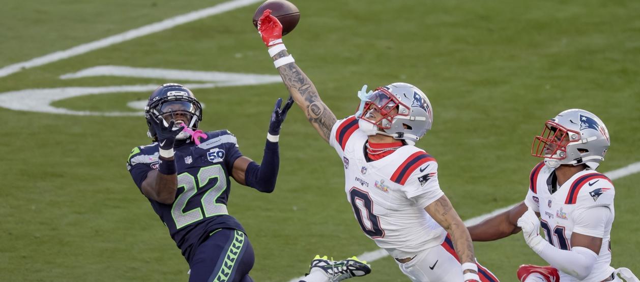  El colombiano Christian González, en una de sus jugadas defensivas.