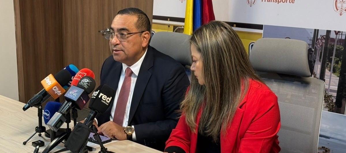 El director de la Aerocivil, Luis Martínez, y la ministra de Transporte, María Fernanda Rojas.