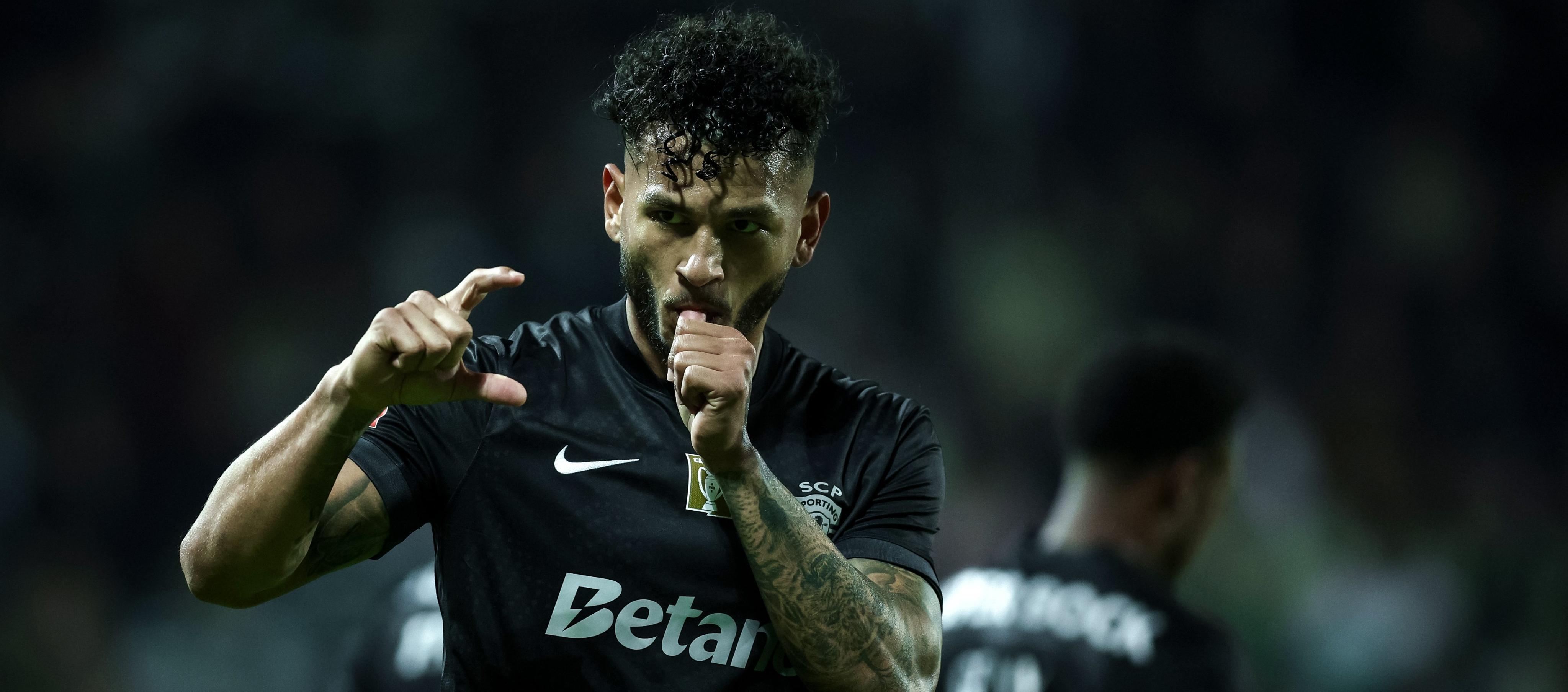 Luis Javier Suárez celebrando su gol.