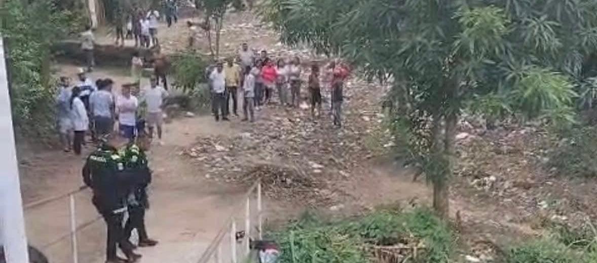 La víctima quedó tendida a un lado del arroyo. 