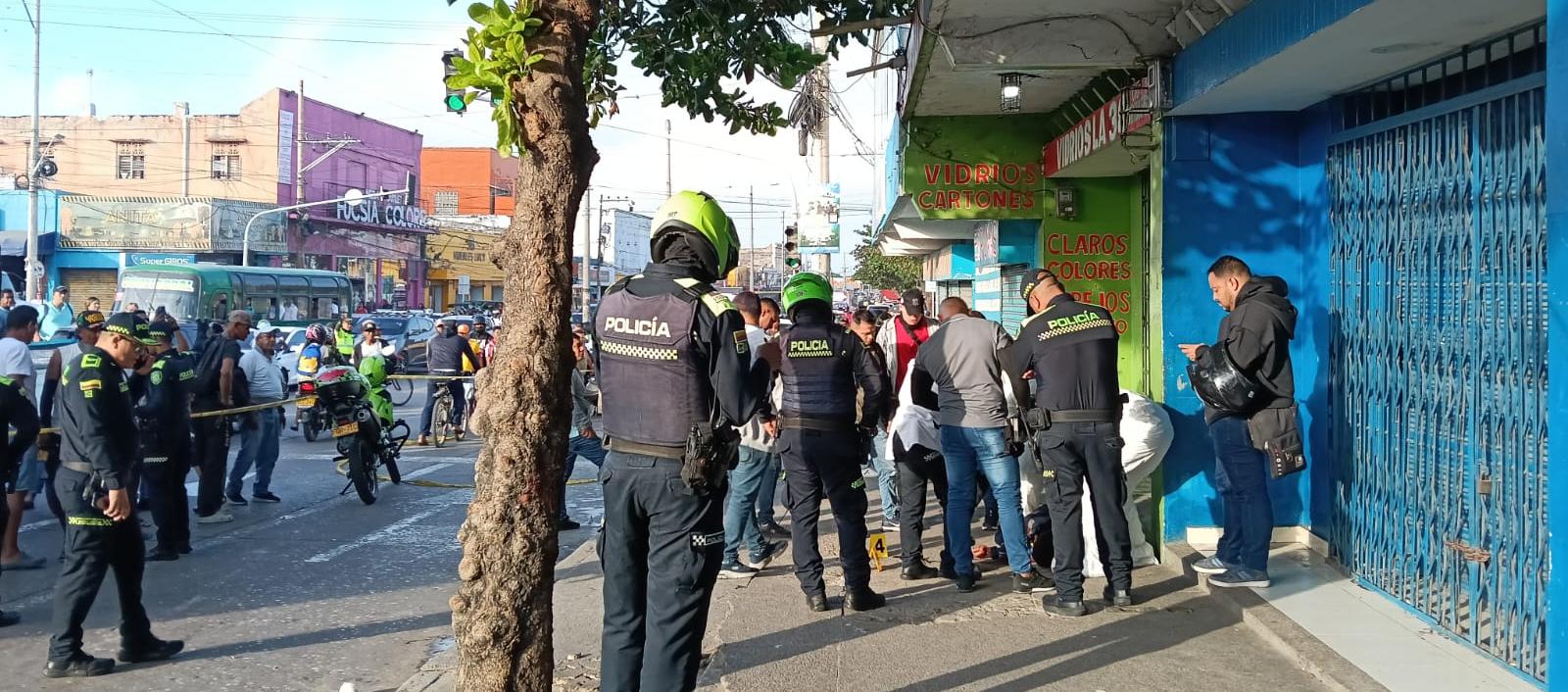 La Sijin se encargó de la inspección del cuerpo del hombre asesinado esta tarde en San Roque. 