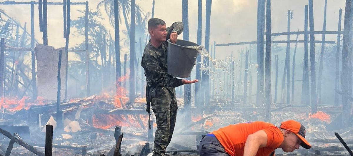 Incendio en playa de Mendihuaca.