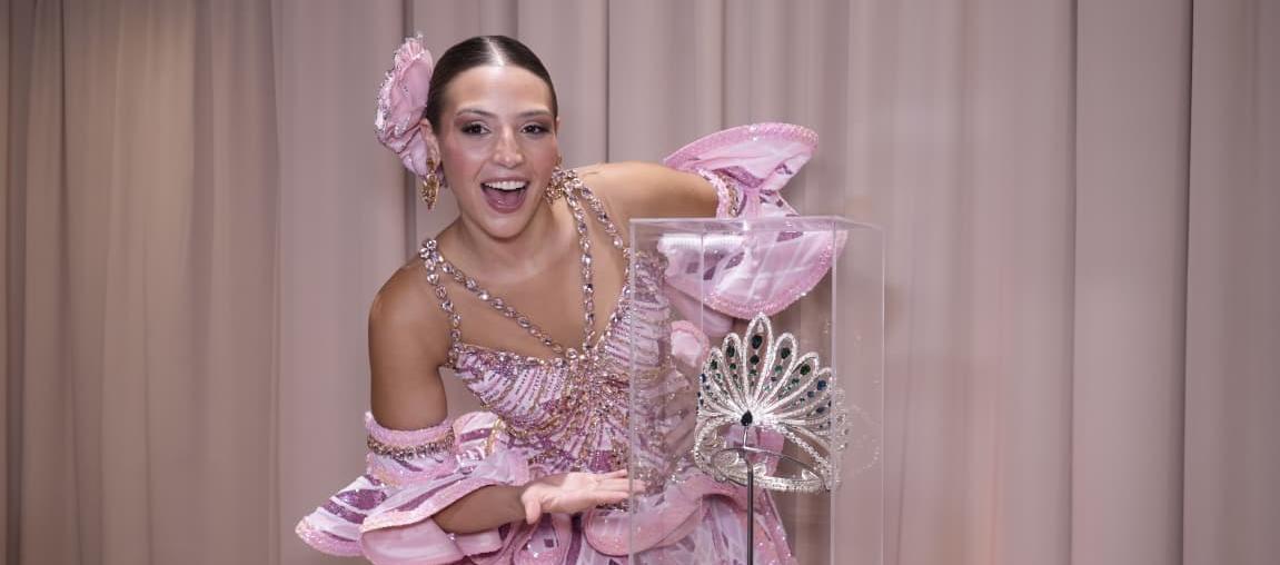La Reina Michelle Char, con su corona.