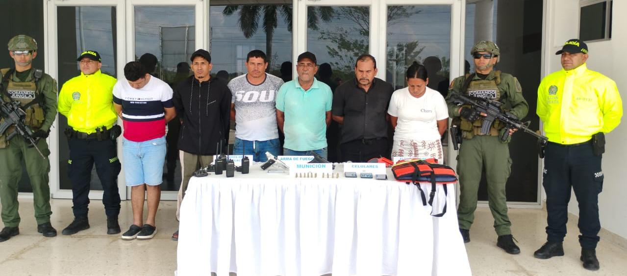 Los capturados y las armas incautadas.