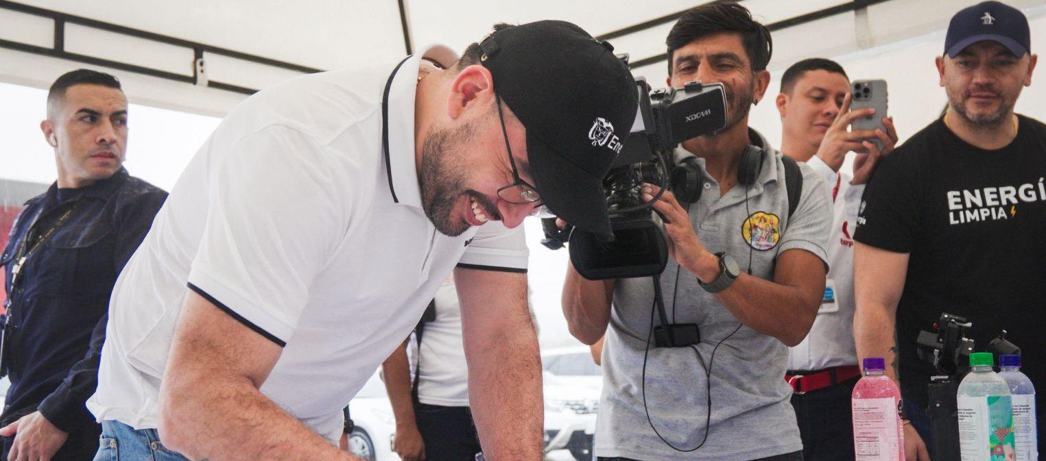 MinMinas firmando la circular