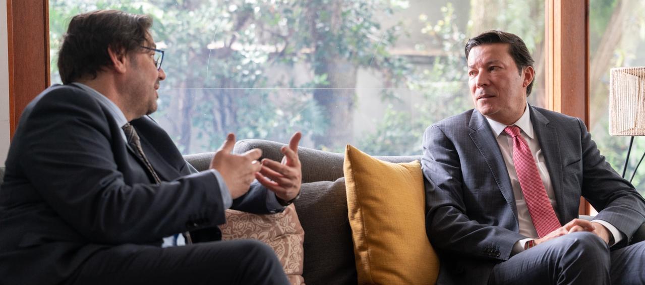 El Registrador Hernán Penagos (derecha) y un representante de la UE.