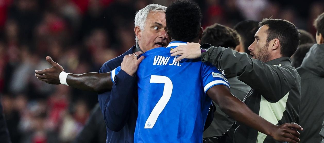 José Mourinho y Vinicius durante el momento polémico del partido.