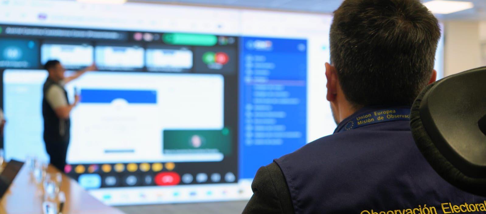 Observadores internacionales viendo el nuevo aplicativo para acreditaciones del CNE. 