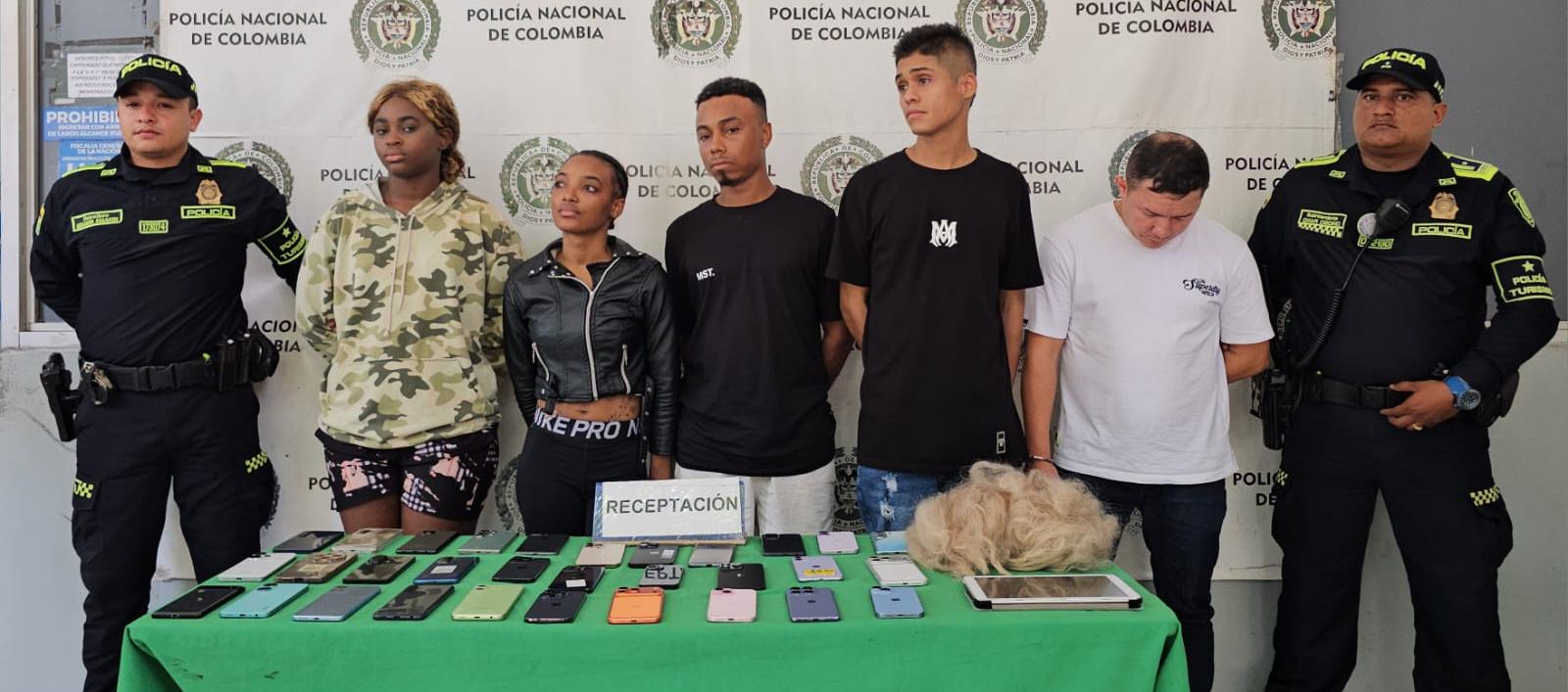 Los capturados junto a las autoridades.