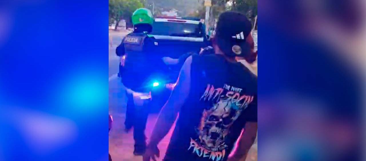 La Policía trasladado a uno de los heridos. 