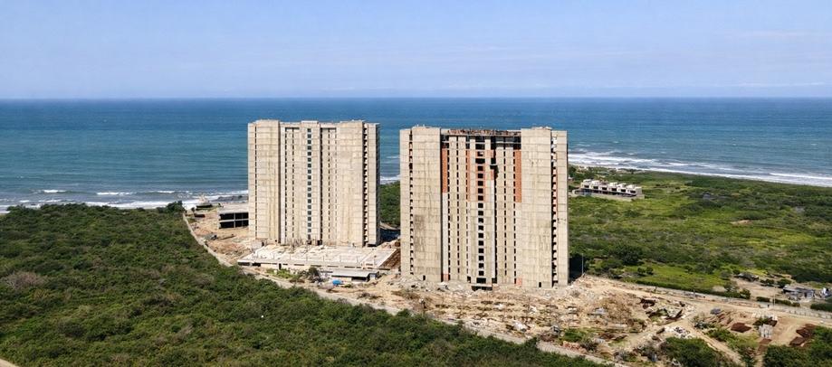 Vista aérea de Puntamarina Beach, en su primera etapa, conformada por las torres Sirena y Estrella. La segunda etapa contempla la Torre Corales, que se ubicará al costado derecho del proyecto.