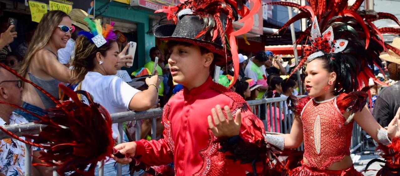 Los Reyes Infantiles de la 44, Germán Palomino y Ashley Gómez.