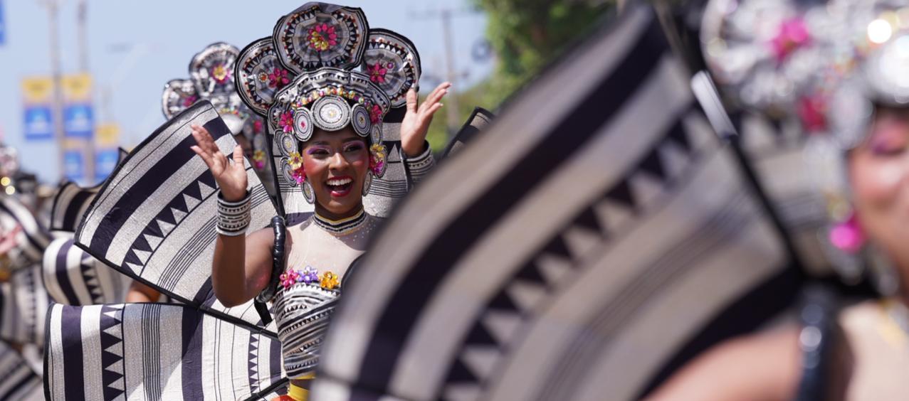 Rumbón normalista, homenaje al sombrero vueltio en la Batalla de Flores