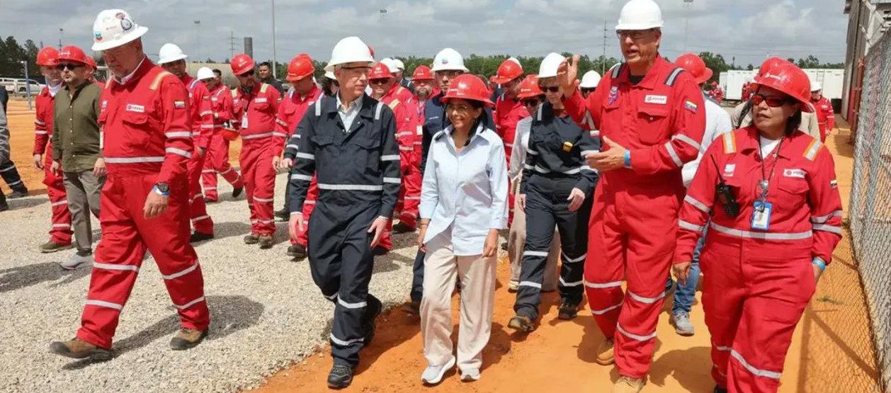 El secretario de Energía de Estados Unidos, Chris Wright, y la presidenta interina Delcy Rodríguez.