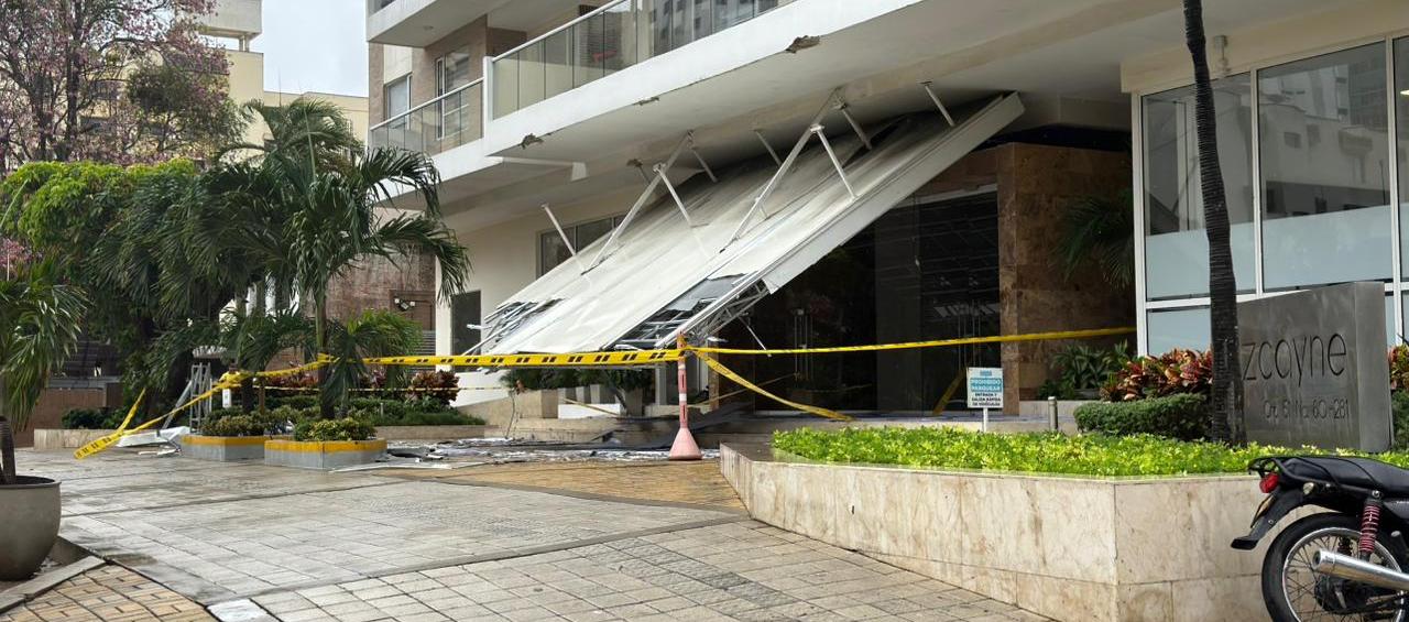 Techo de la entrada del edificio, de nombre Vizcayne, cayó encima de un vehículo este lunes en la carrera 51 número 80-281. 