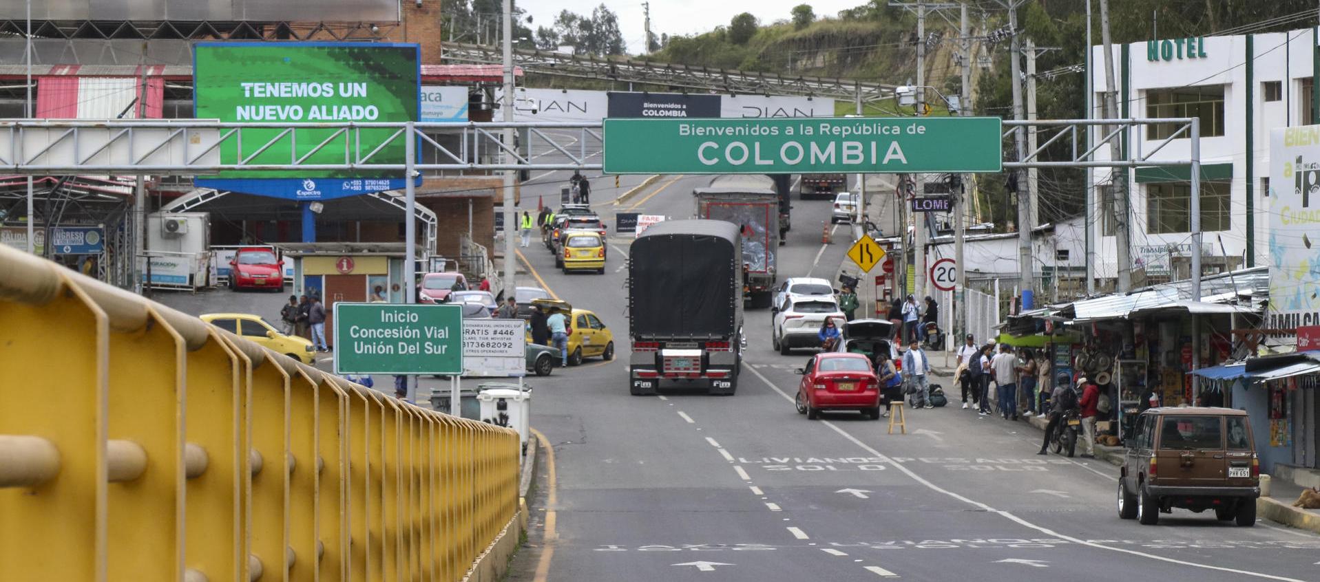 Vehículos de carga este jueves, en el zona fronteriza de Colombia con Ecuador en Rumichaca (Ecuador)
