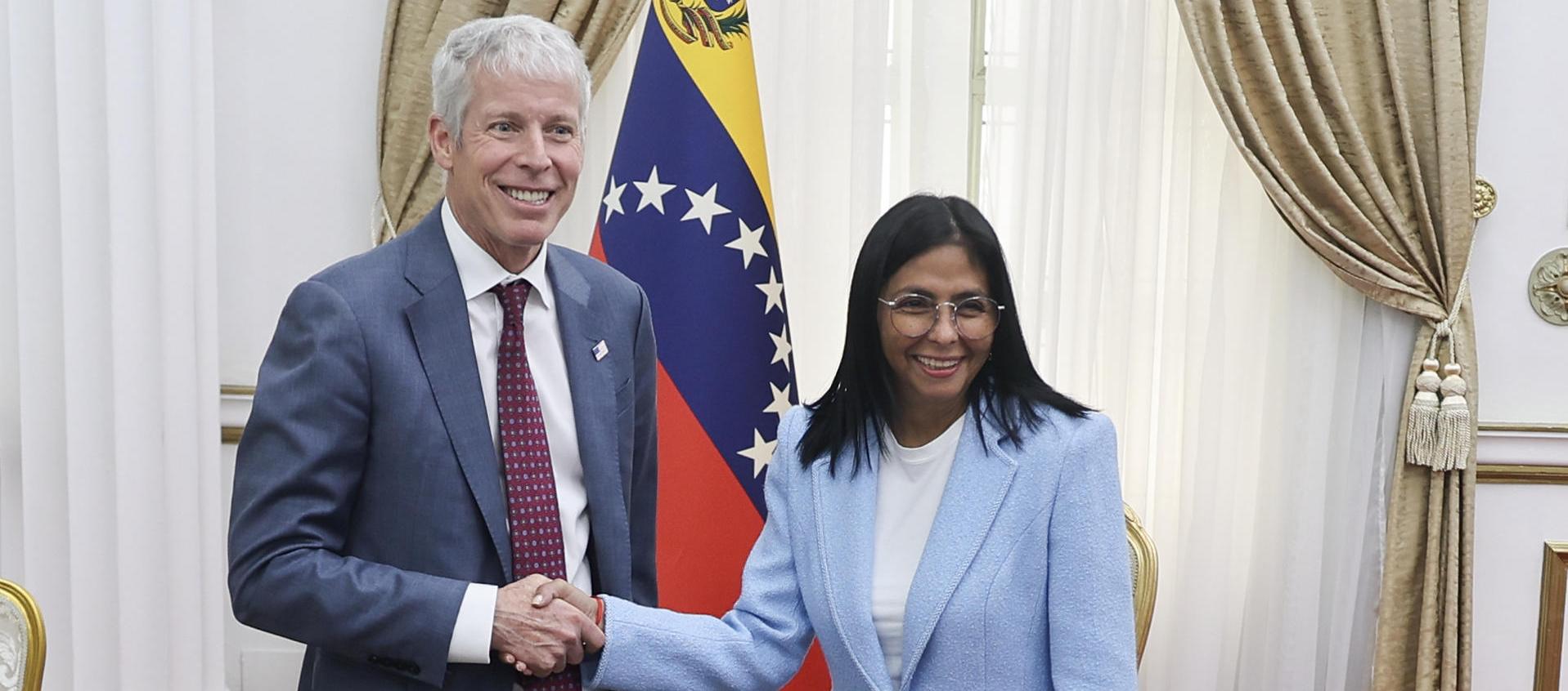 La mandataria encargada de Venezuela, Delcy Rodríguez (d), saluda al secretario de Energía de EE.UU., Chris Wright. 