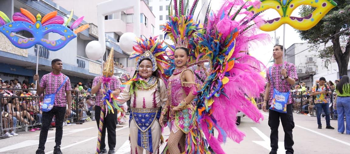 Los reyes infantiles Joshua Ortiz y Sharon Acosta.