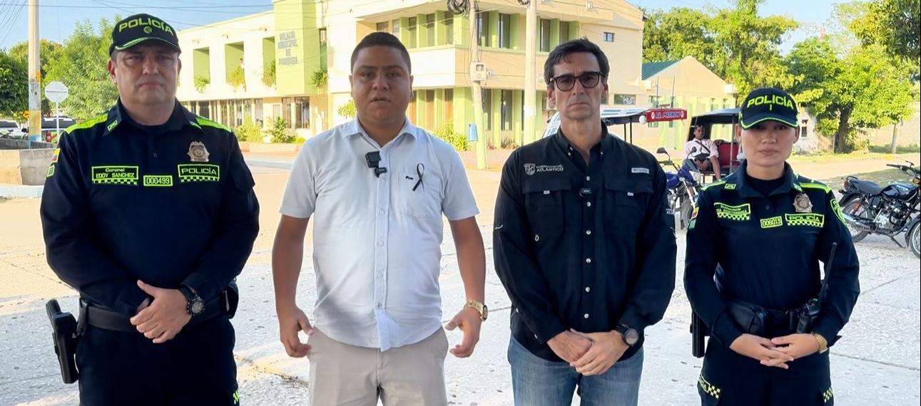 Coronel Eddy Sánchez, comandante de la Policía de Atlántico; alcalde de Ponedera, Juan Mendoza; y el Secretario del Interior, José Antonio Luque.