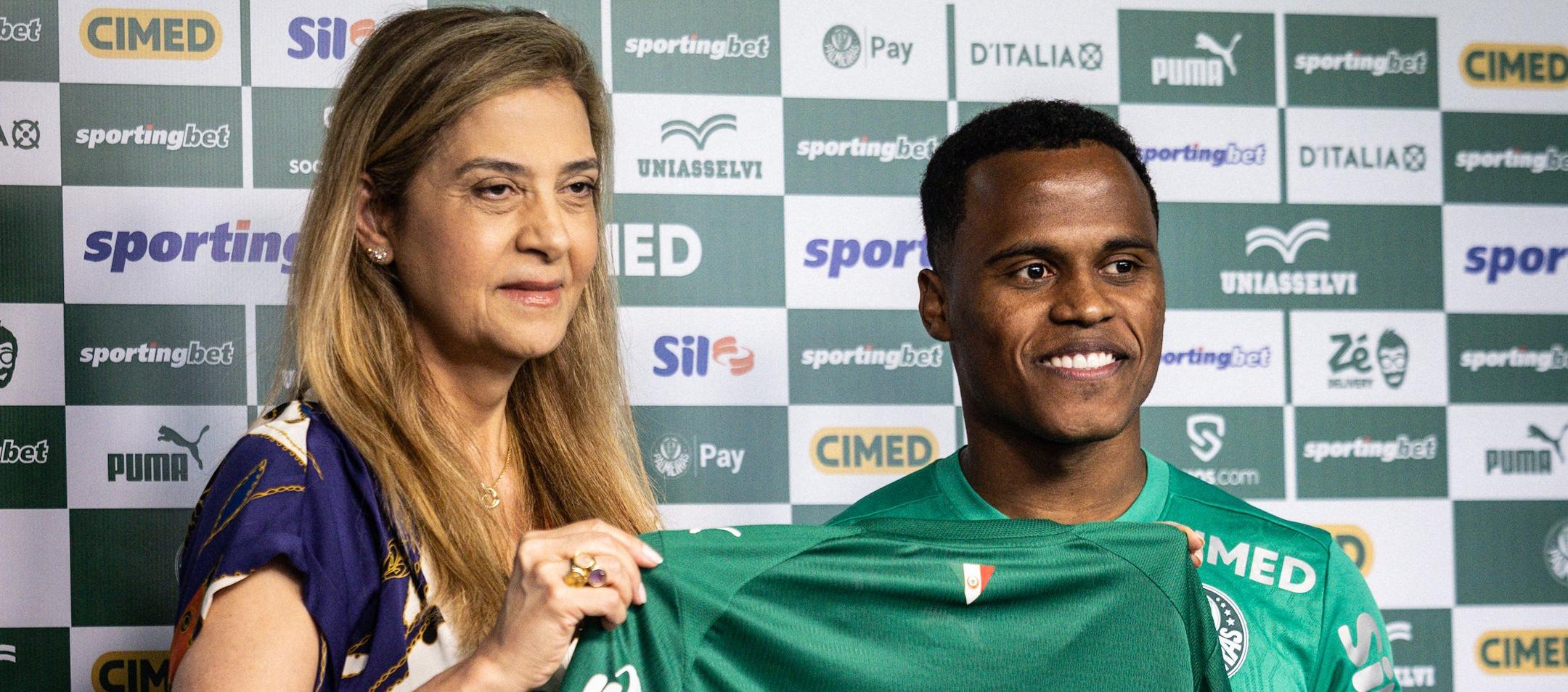 Jhon Arias en compañía de Leila Pereira, presidenta del Palmeiras. 
