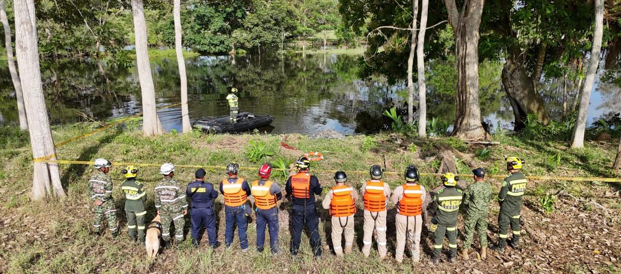Autoridades en el lugar del hallazgo. 