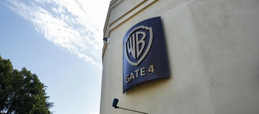 El logotipo de Warner Bros. se muestra en el exterior de los estudios. 
