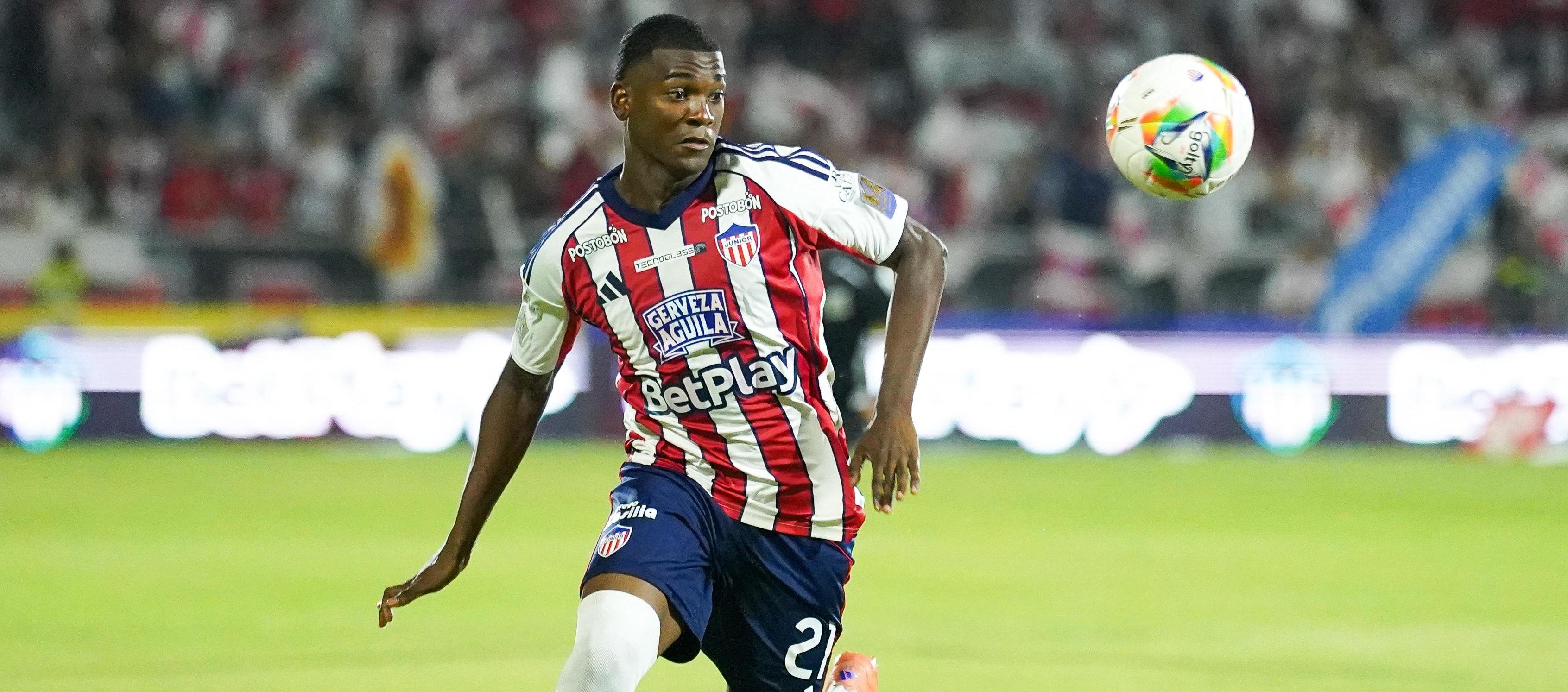 Joel Canchimbo, velocidad y desequilbrio de Junior por la banda.