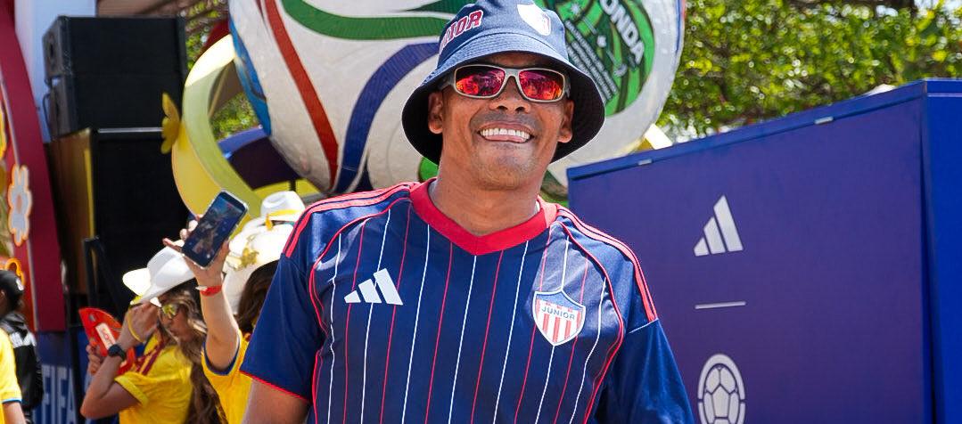 Carlos Bacca exhibió la nueva camiseta en la Batalla de Flores.