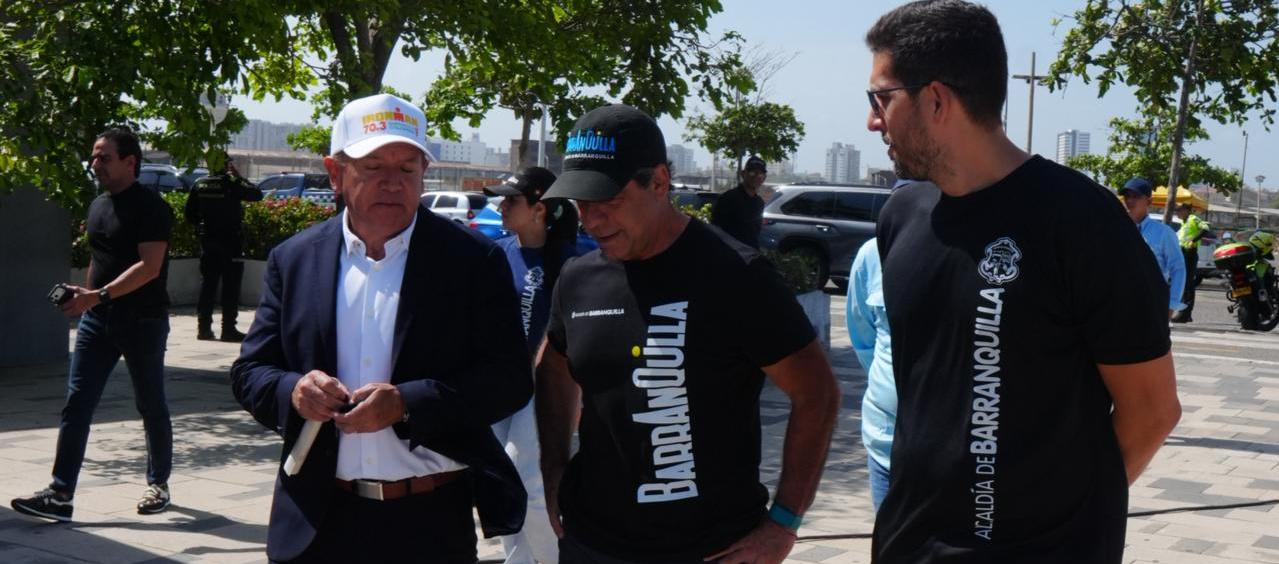 El alcalde Alejandro Char junto a Wilber Anderson y el secretario de deportes del Distrito Daniel Trujillo. 