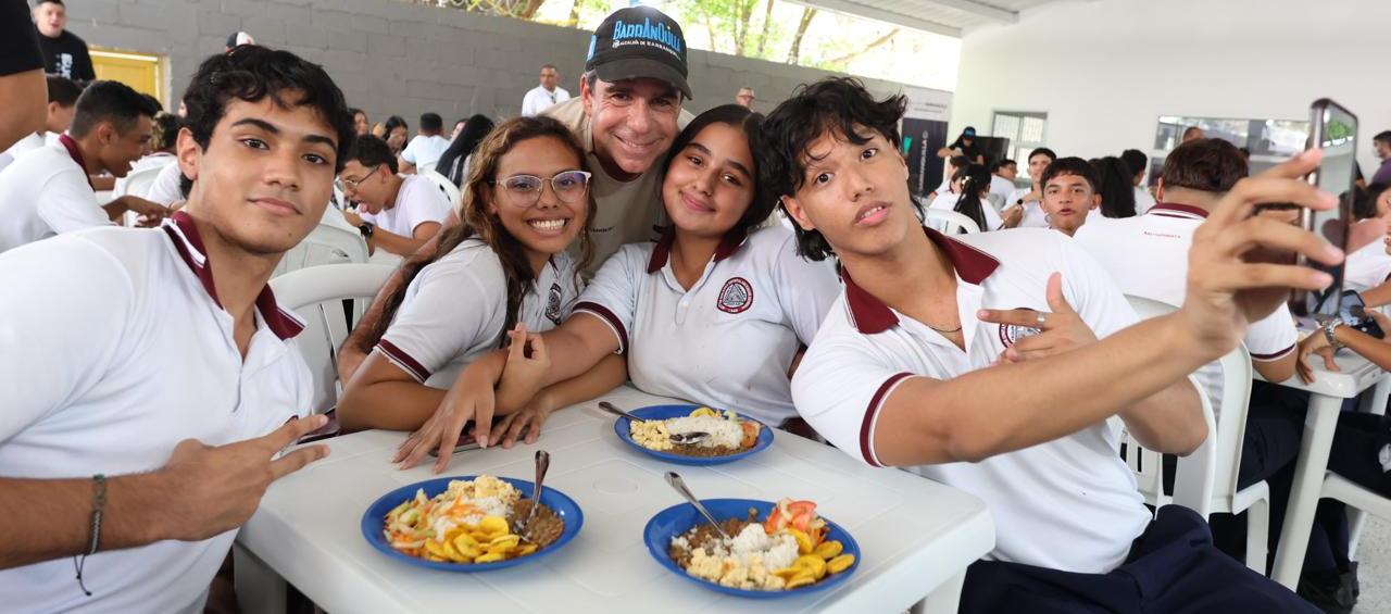 Alcalde Char durante la entrega de los comedores escolares. 
