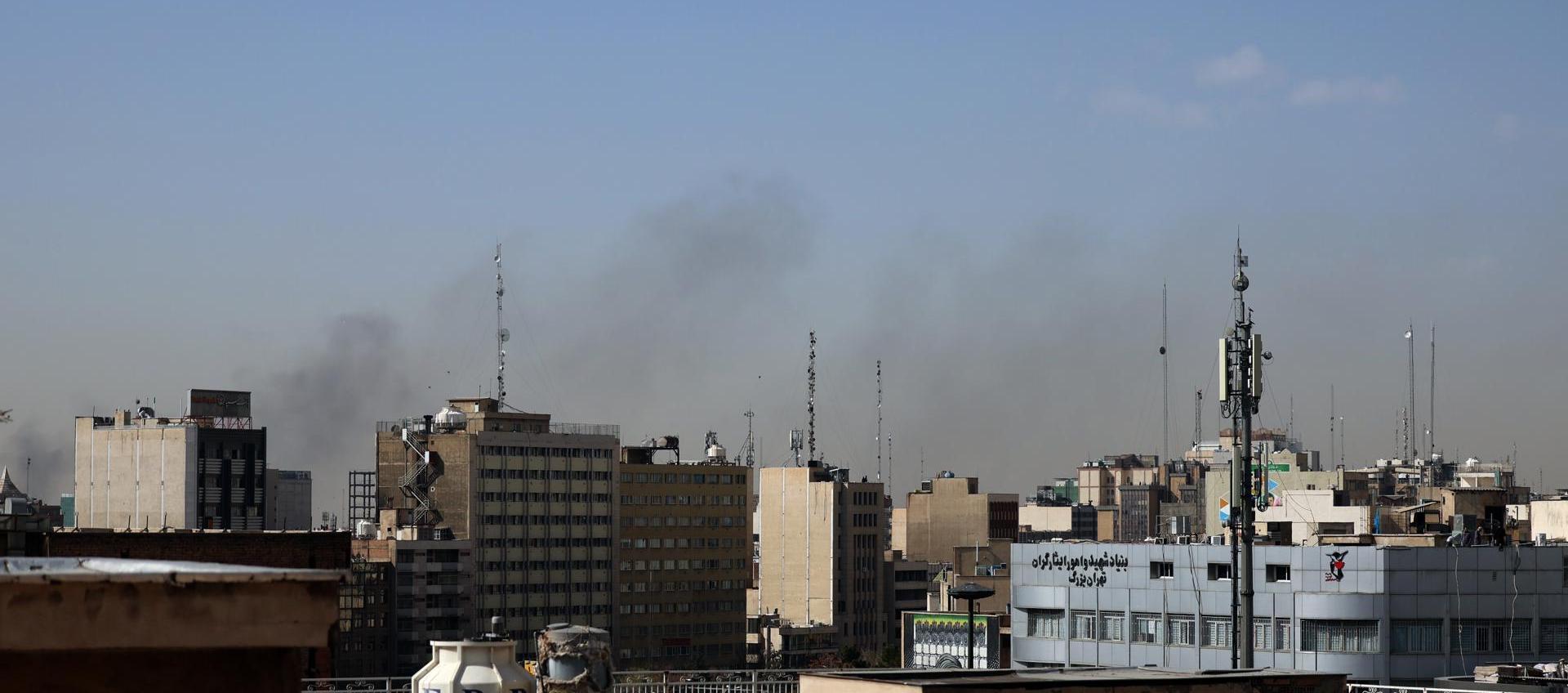 Una columna de humo se eleva en el centro de Teherán tras el ataque de Israel.