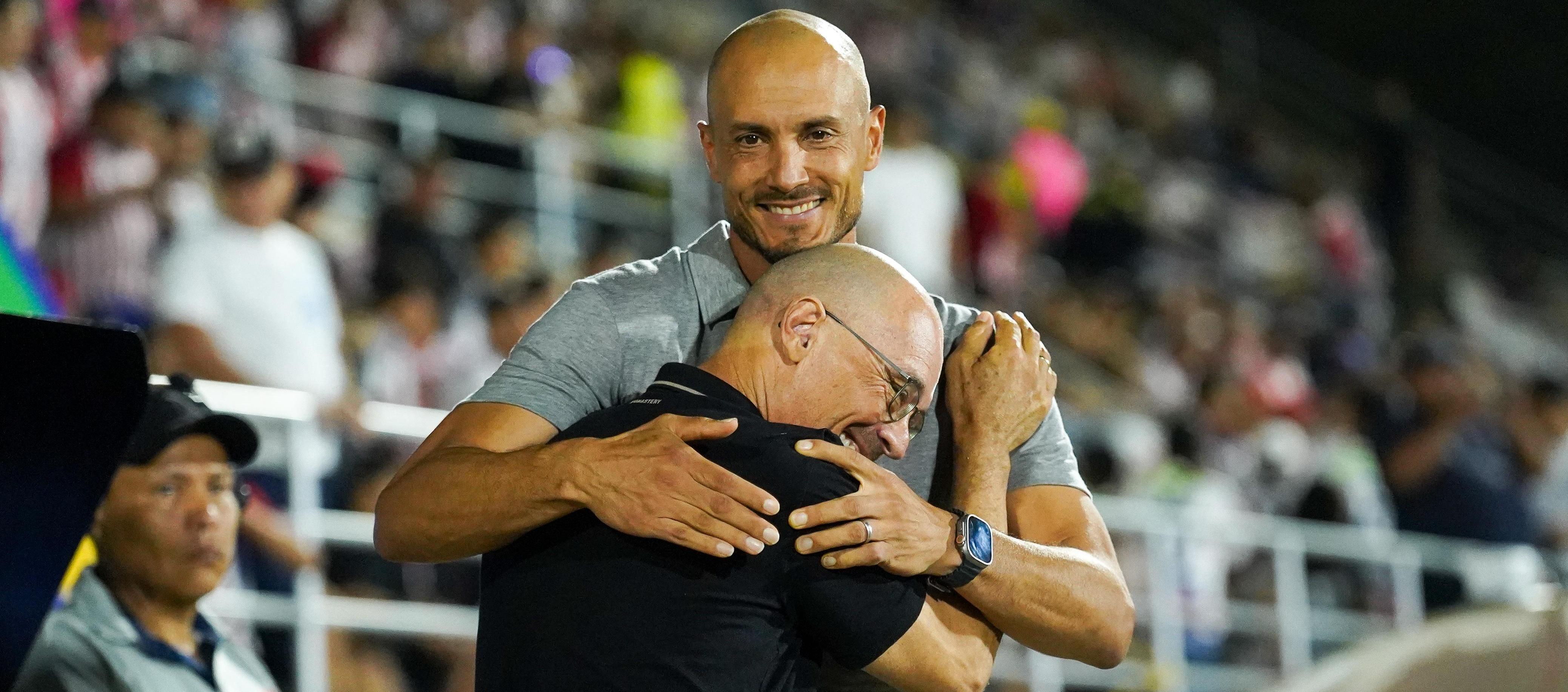 David González y su saludo antes del partido con el técnico del Junior, Alfredo Arias. 