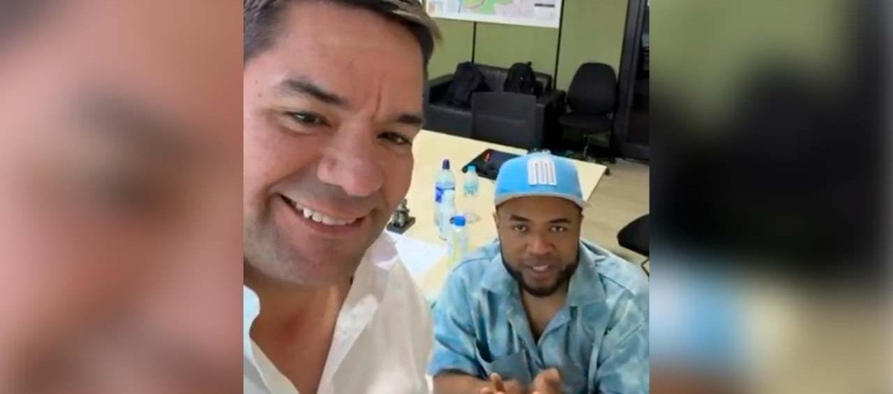 Dj Dever junto al secretario del Interior de Cartagena, Bruno Hernández.