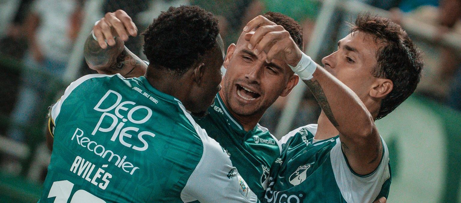 El argentino Juan Ignacio Dinenno celebra su gol con 'Titi' Rodríguez y Avilés Hurtado. 