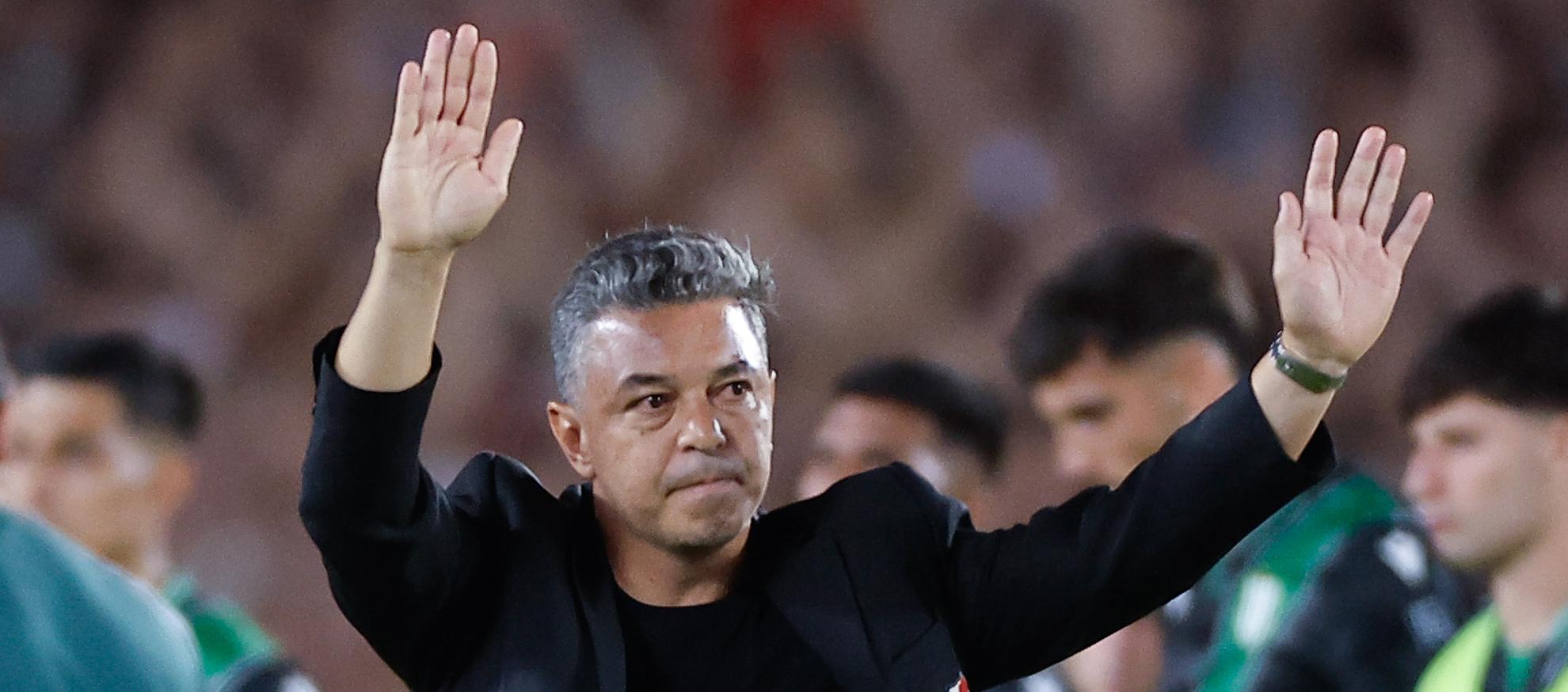 Marcelo Gallardo cuando era ovacionado por los hinchas de River Plate.