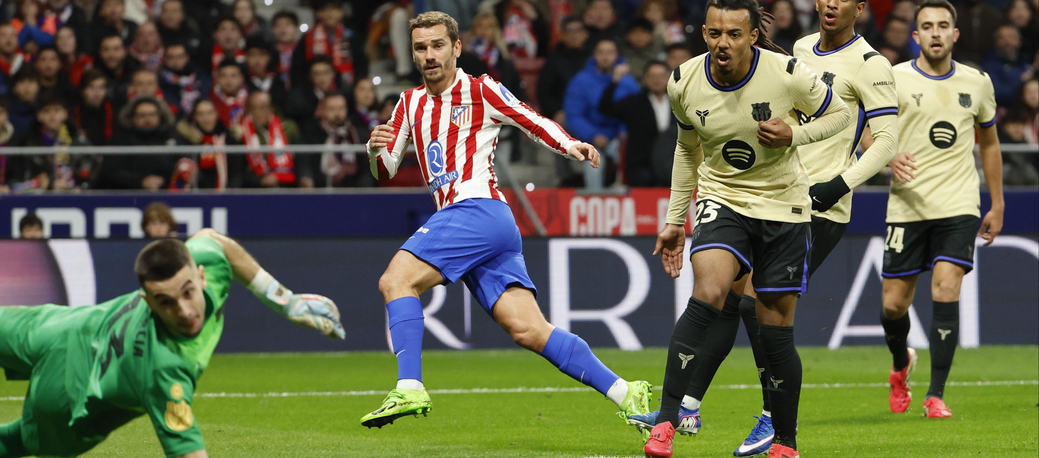 El francés Antoine Griezmann anota el tercer gol del Atlético de Madrid.