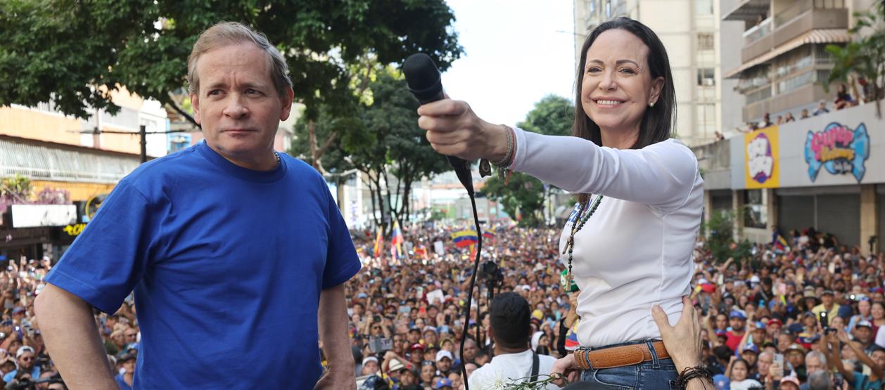 El liberado Juan Pablo Guanipa junto a la lider opositora María Corina Machado.