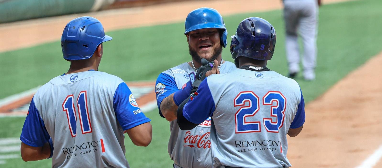 Harold Ramírez llega al plato tras conectar un jonrón de tres carreras en el tercer inning.