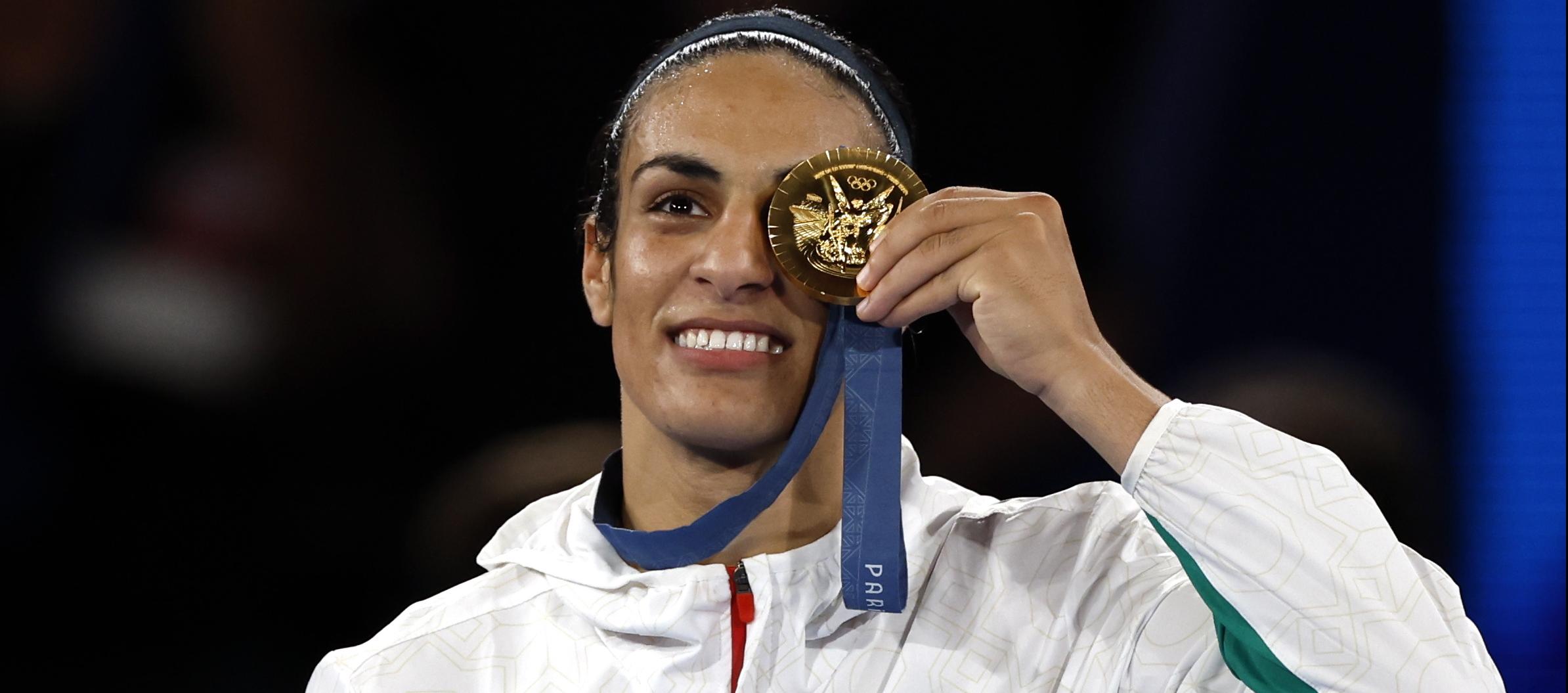 La argelina Imane Khelif con la medalla de oro que ganó en los Juegos Olímpicos de París 2024.