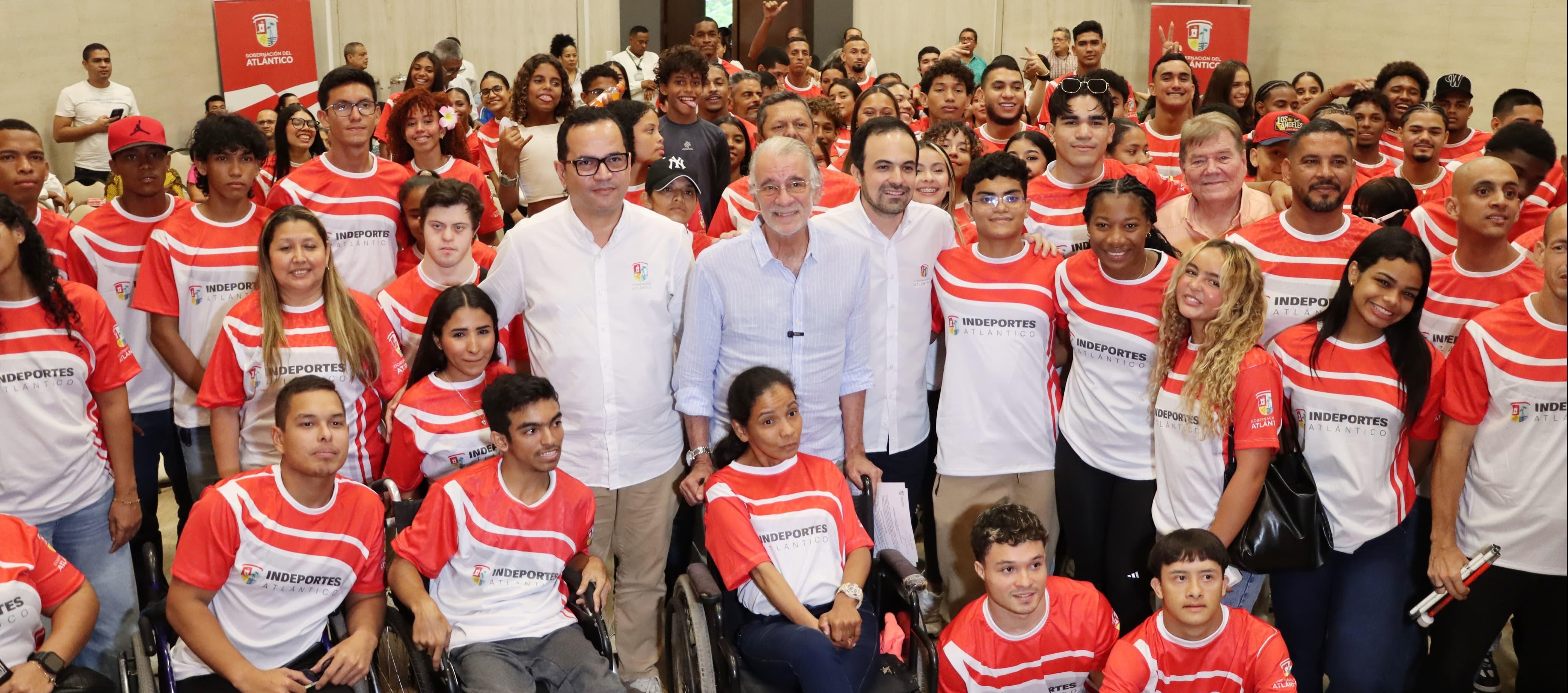 Grupo de Atletas Apoyados de 2025 con el gobernador Eduardo Verano. 