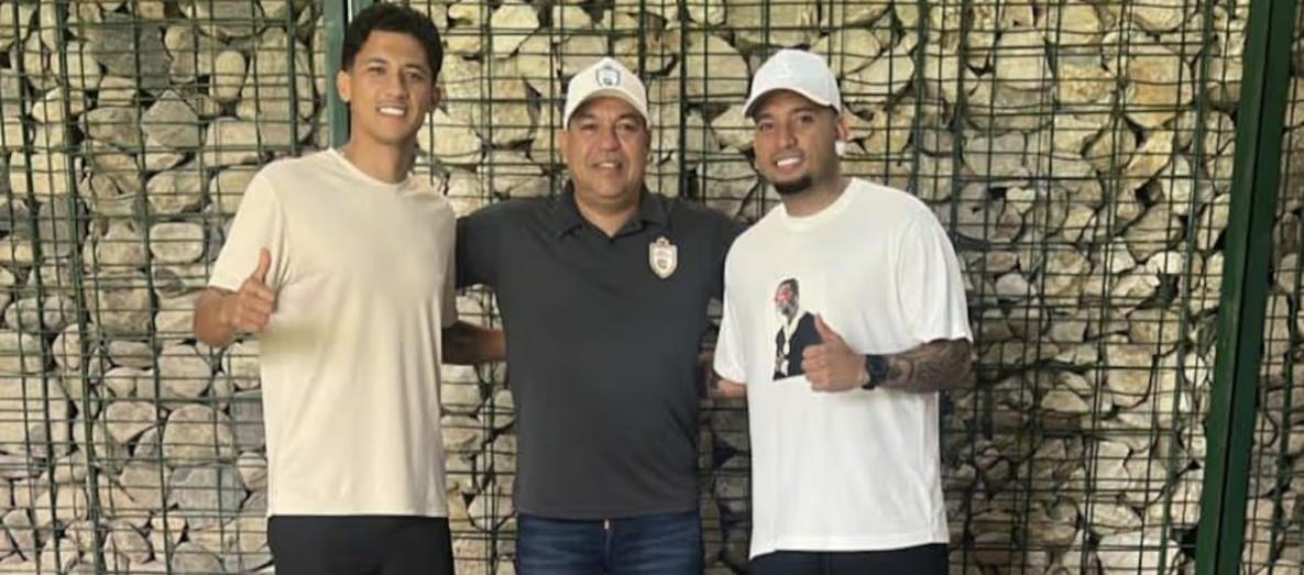 Jarlan Barrera con Fredy Montero y Jorge Oviedo, gerente deportivo del Real Cartagena.