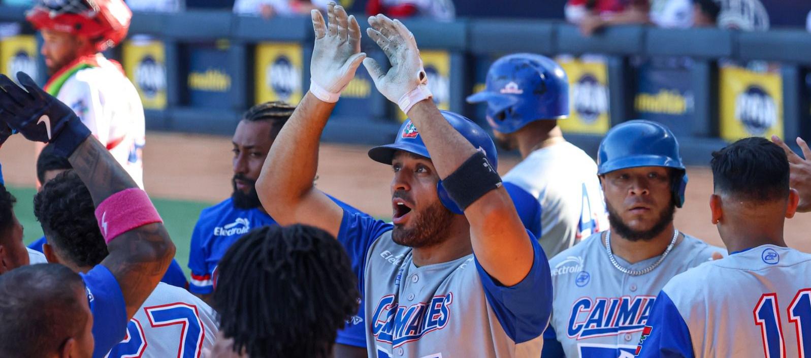 El dominicano Gabriel Lino tras conectar el jonrón que le dio el triunfo de Caimanes. 