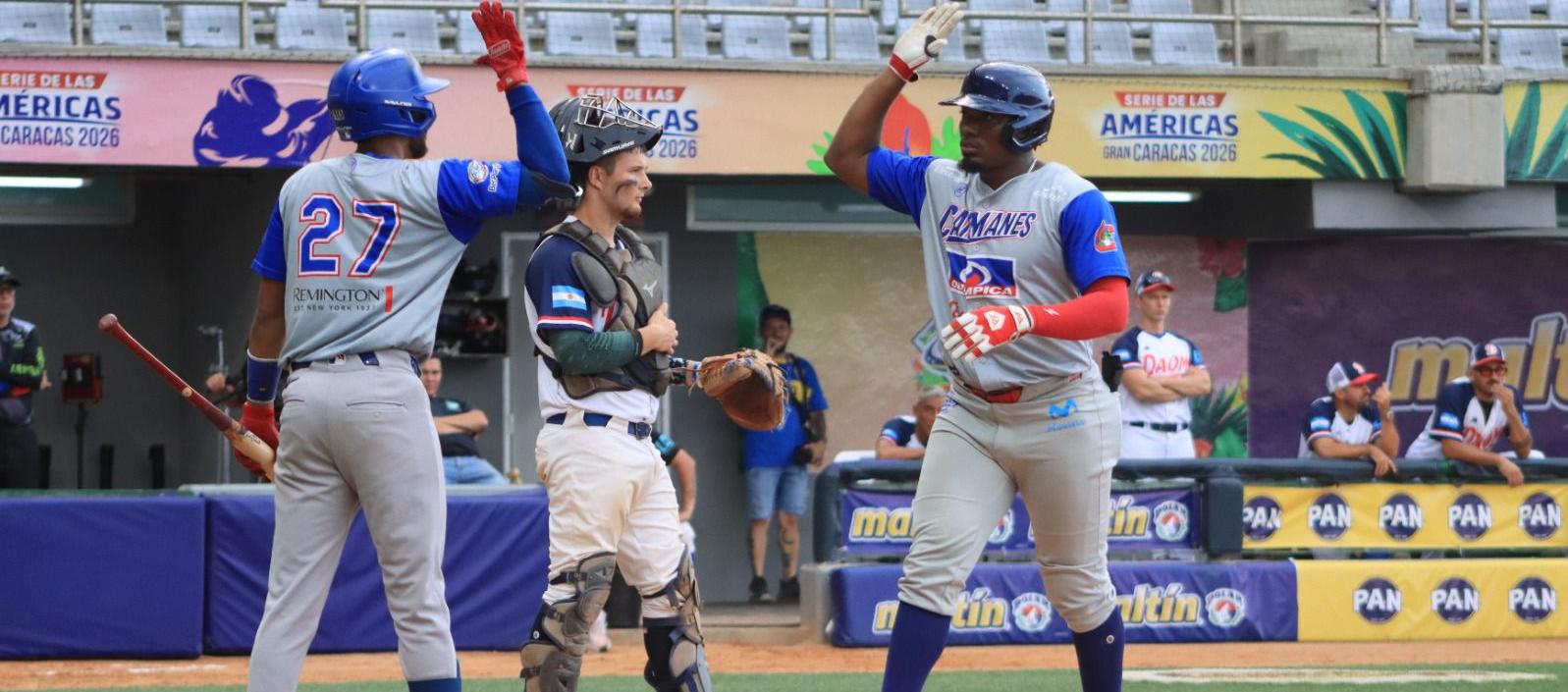 Jesús Marriaga y Jáider Morelos (27), peloteros de Caimanes. 