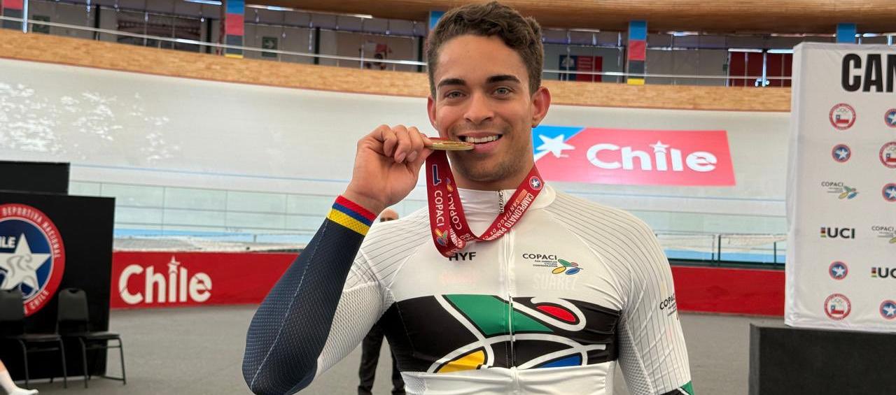 El atlanticense Cristian Ortega tras recibir su medalla de oro.