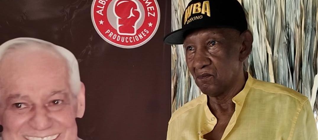 Pambelé posa junto a una foto de Gilberto Mendoza, expresidente de la AMB.