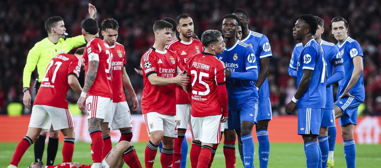 Gianluca Prestianni y Vinicius en un intercambio verbal durante el partido entre Benfica y Real Madrid. 