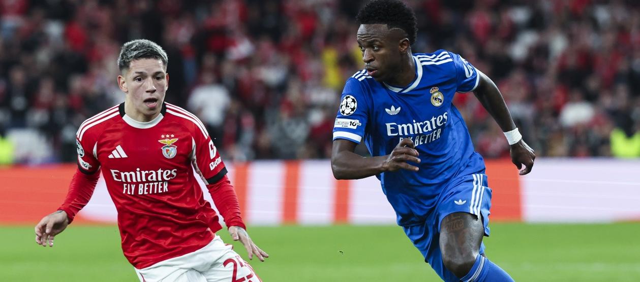 El argentino Gianluca Prestianni en un duelo con el brasileño Vinicius.