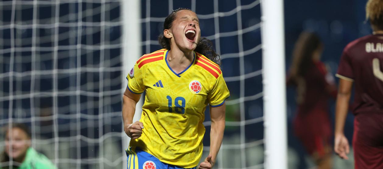 Marian Sterling festeja tras marcar el primer gol de Colombia. 