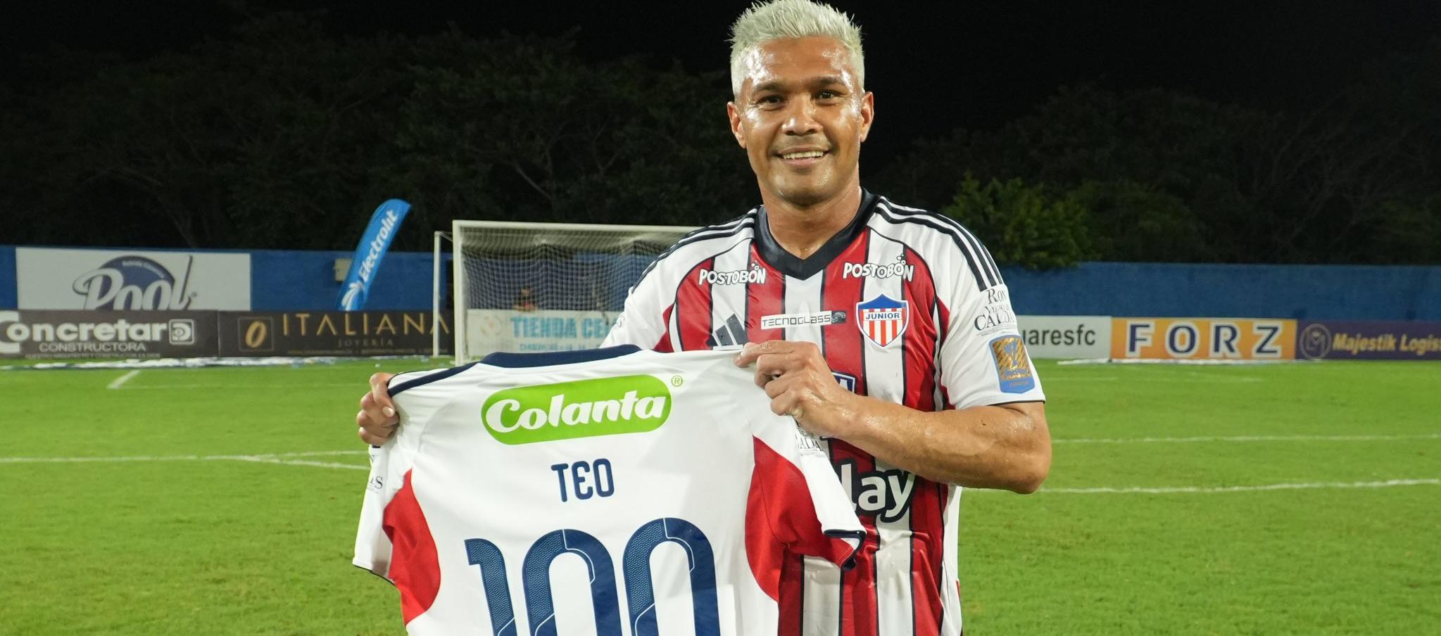 Teófilo Gutiérrez posa con una camiseta del Junior marcada con el número 100.